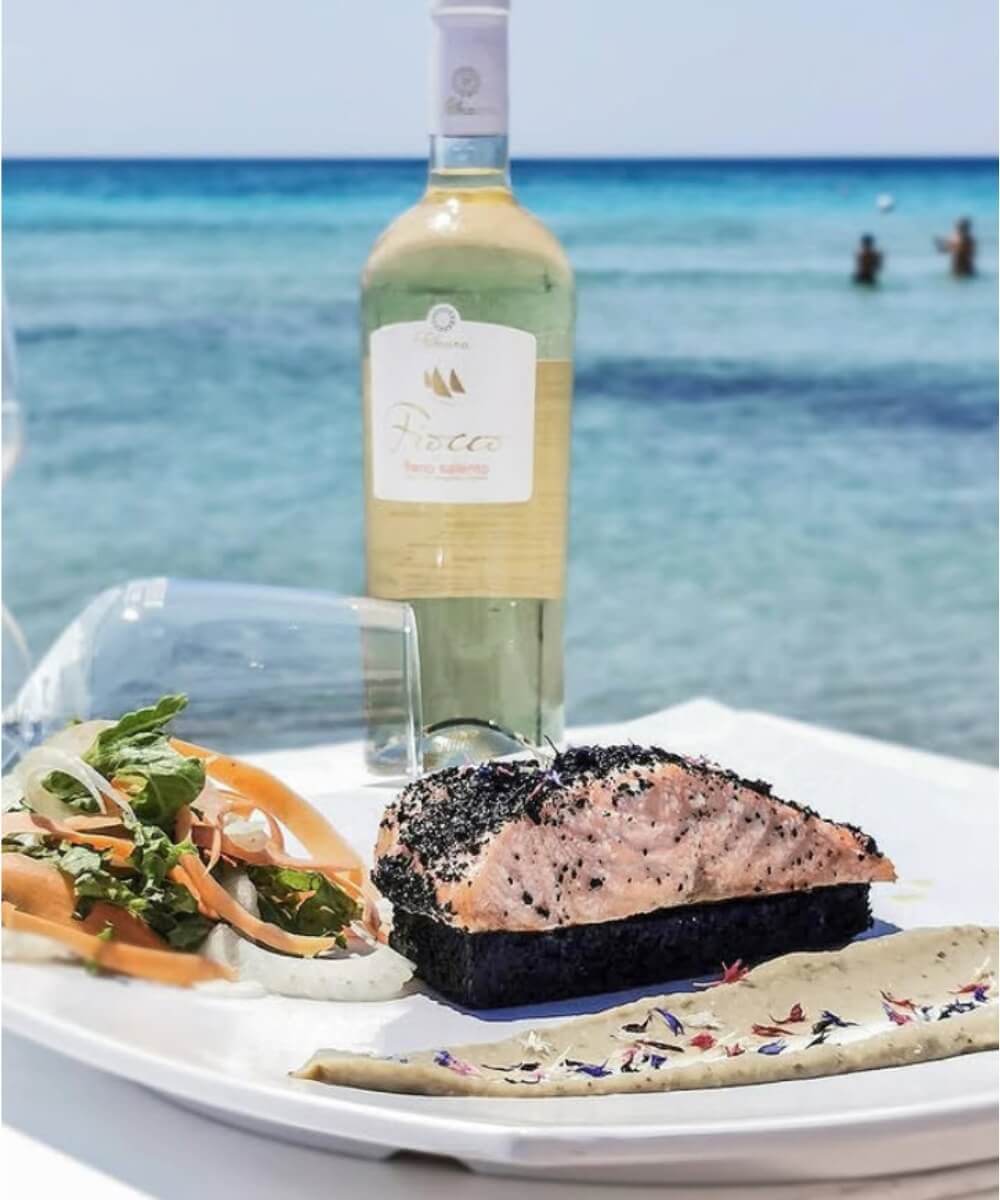 Segui Momà Exclusive Beach su Facebook e Instagram